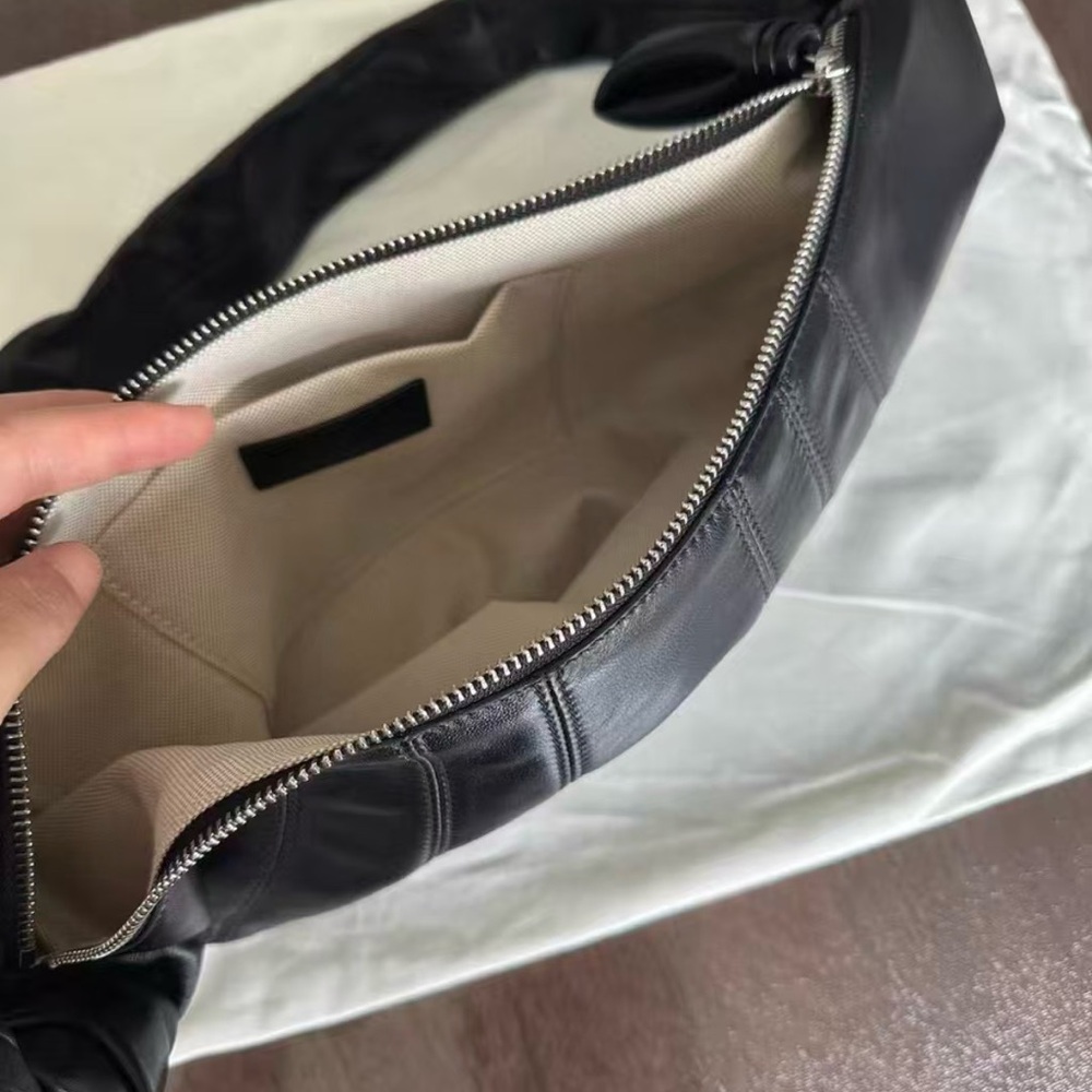 LEMAIRE classic black leather horn bag - Picture 5 of 5